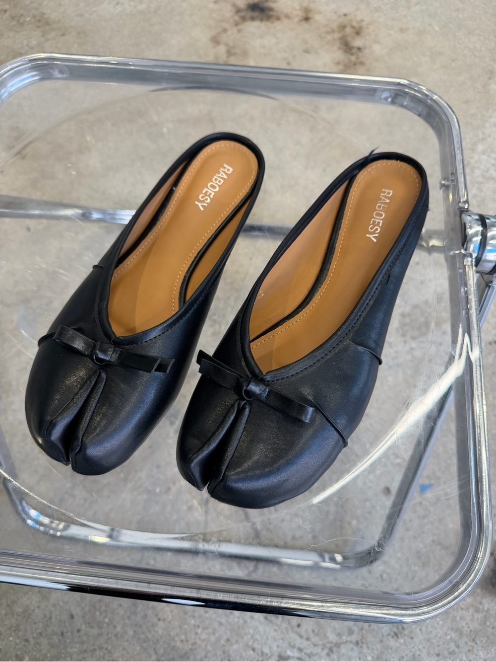 Raboesy tabi mules Black Split-Toe Leather Mules